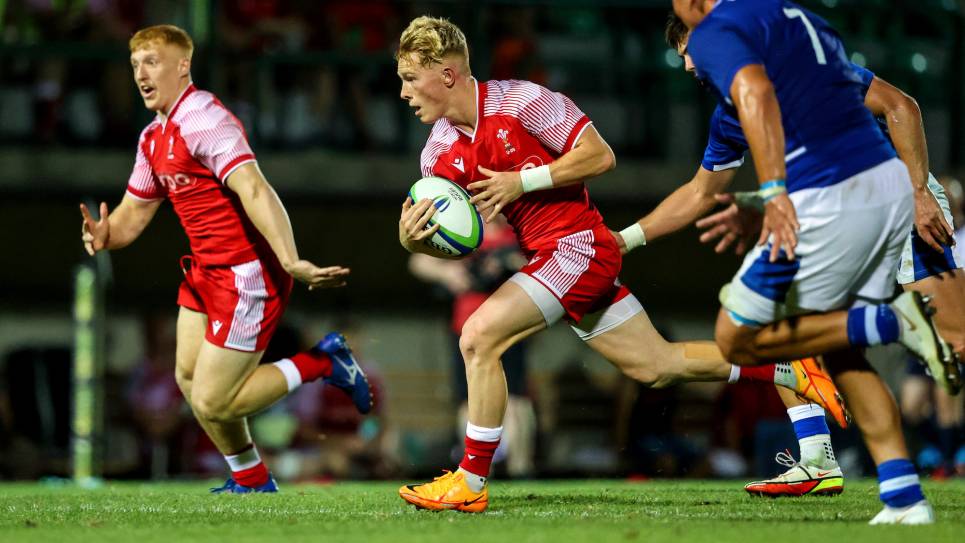 Harri Houston makes a break Harri Houston makes a break